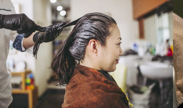 カラー施術を受ける女性