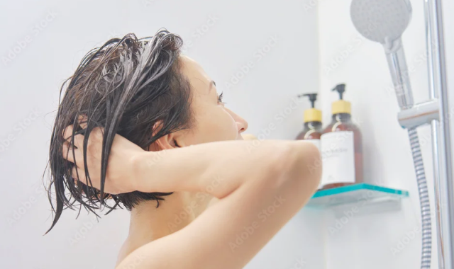 自宅で髪を洗う女性