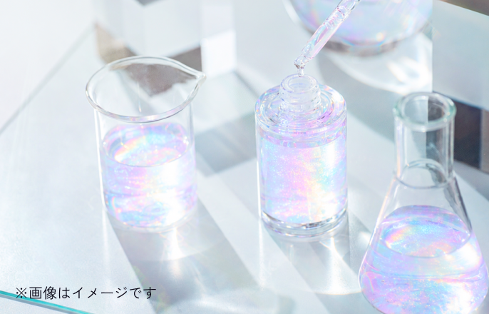 研究開発をイメージした実験器具と液体。画像はイメージです